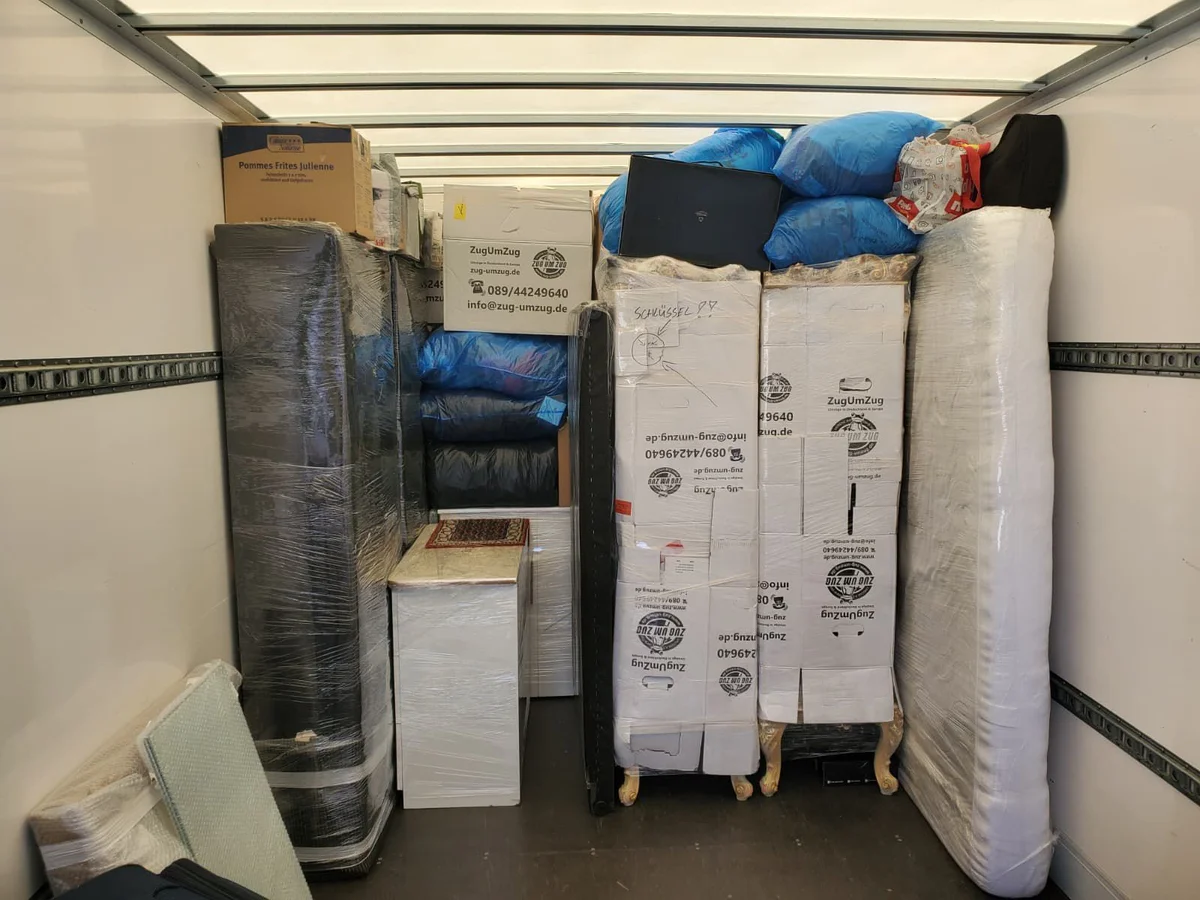 ZugUmZug fachgerecht beladener Umzugstransporter mit Schutzverpackungen in München
